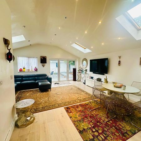 Beautiful Home In London With Easy Access To Central London Сътън Екстериор снимка
