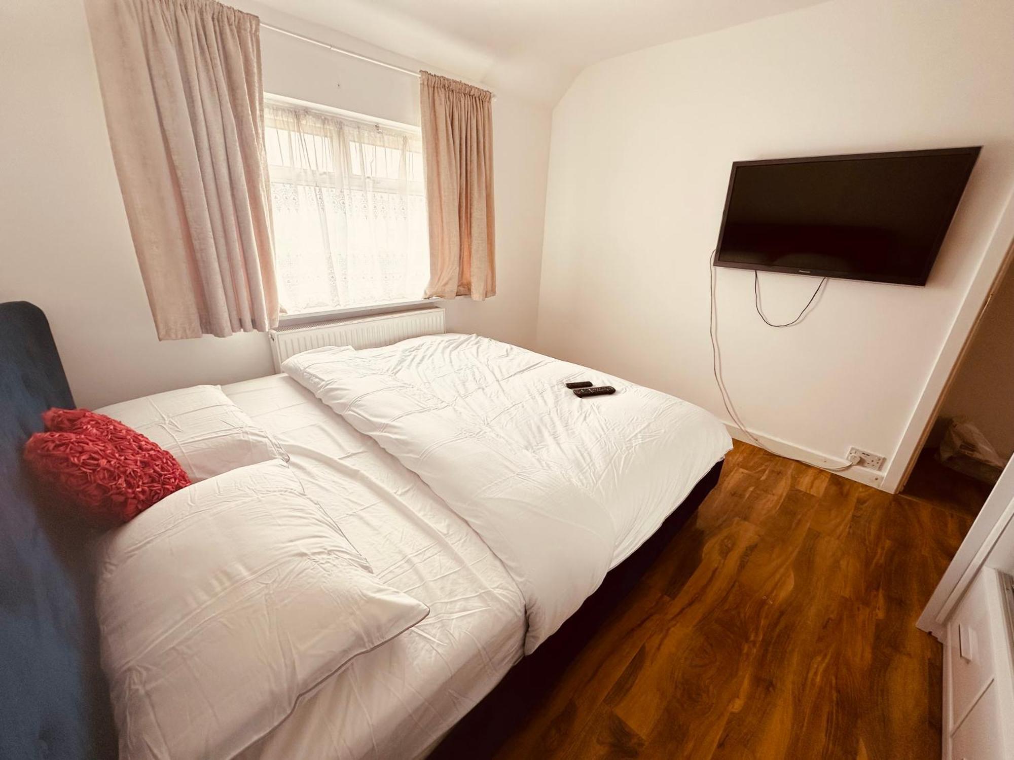 Beautiful Home In London With Easy Access To Central London Сътън Екстериор снимка