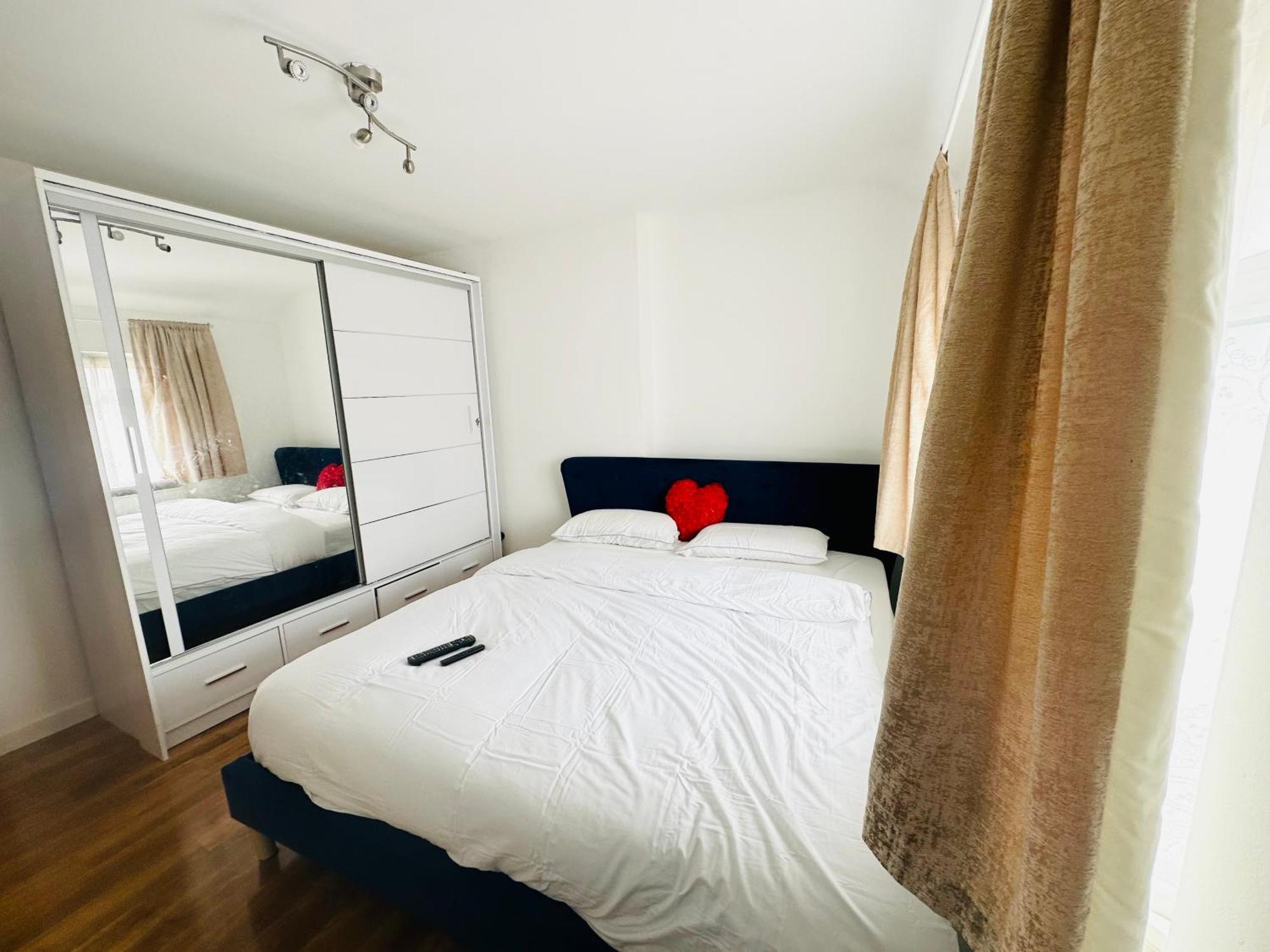 Beautiful Home In London With Easy Access To Central London Сътън Екстериор снимка
