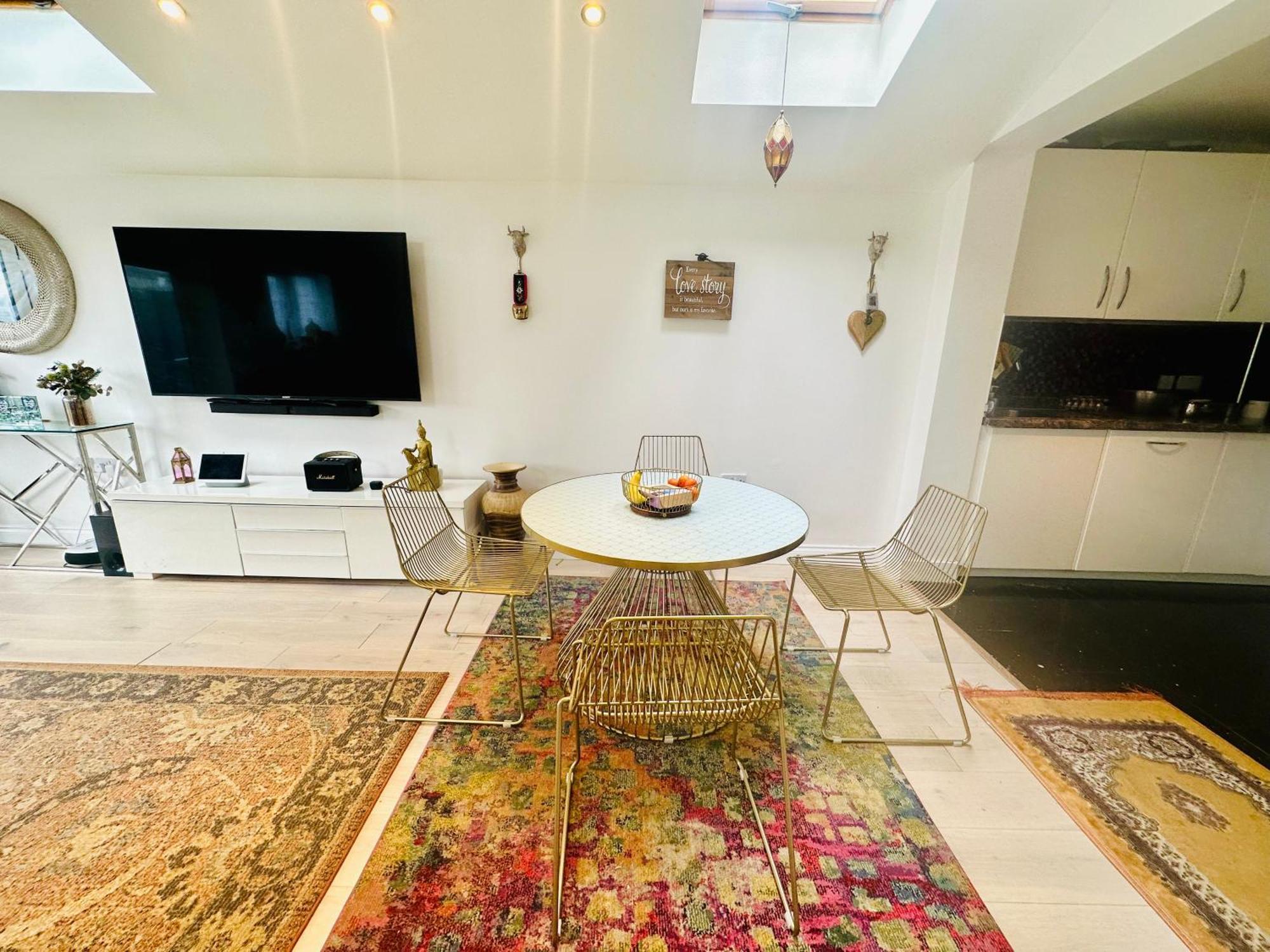 Beautiful Home In London With Easy Access To Central London Сътън Екстериор снимка